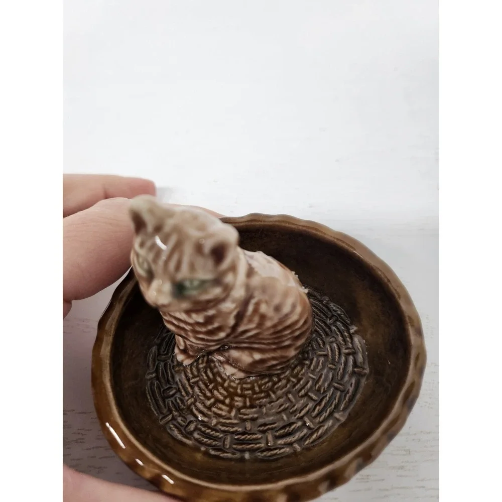 Vintage Wade Pottery England Green Eye Tabby Cat In A Basket Ceramic Figurine